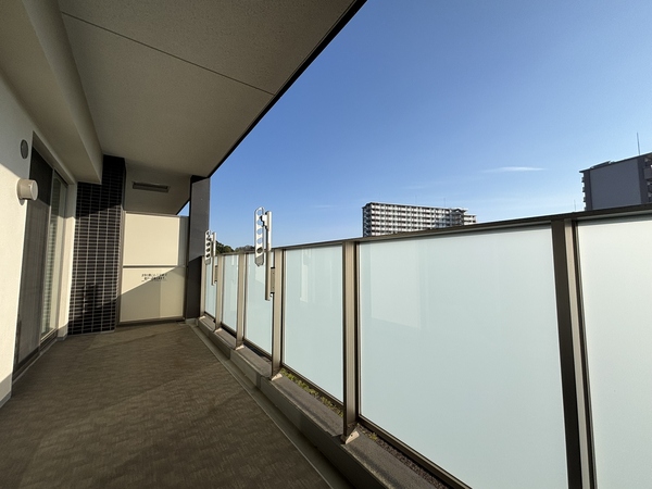 【バルコニー】 奥行きが広く、お布団を干すなどの作業がしやすいバルコニーです。