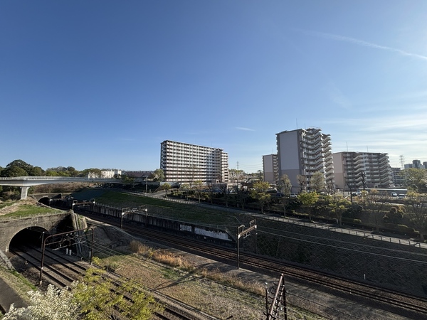 【バルコニーからの眺望】 京王線、小田急線の線路を望みます。団地が多く、自然豊かな環境です。