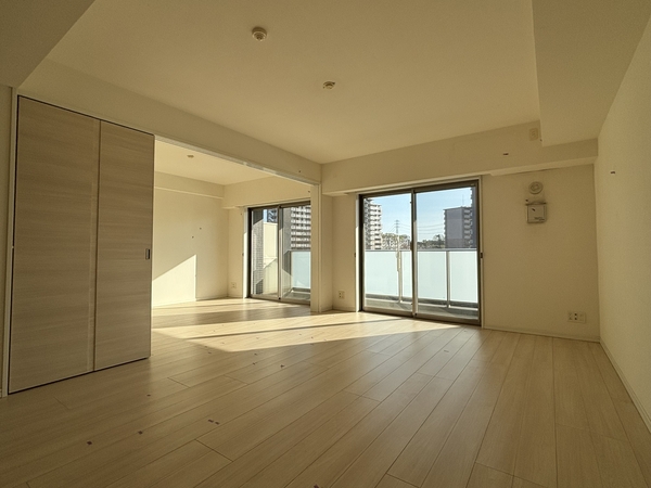 洋室との間仕切りはウォールドアとなっており、開閉によってお部屋の使い方を工夫いただけます。
