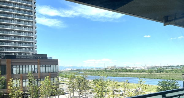 【バルコニーからの眺望】 植栽の美しいコミュニティーガーデン、緑豊かな多摩川の河川敷を望む眺望です。