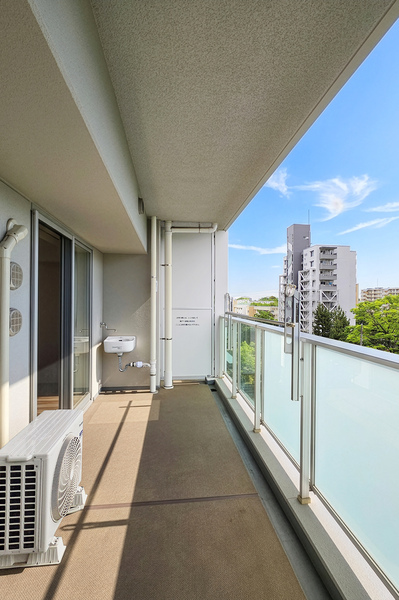 【バルコニー】奥行も広く作業がしやすいバルコニー。植栽の水やりなどに便利なスロップシンク完備です。