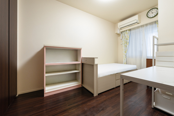 【洋室約５．８帖】 北側ながら日中は共用廊下から日が入り、風通しも良い部屋です。