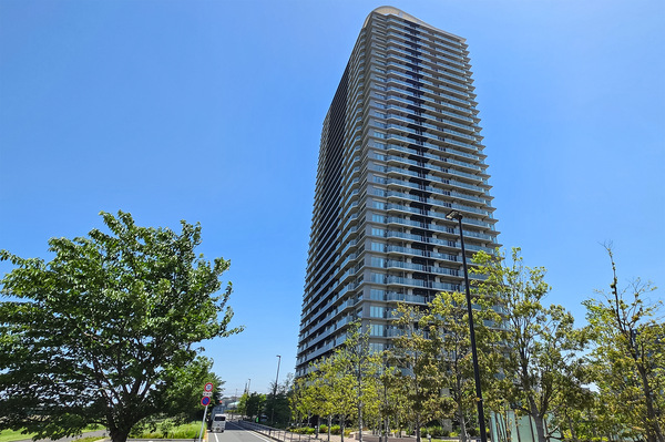 賑わいある京王線『聖蹟桜ヶ丘』駅より徒歩５分、緑豊かな多摩川沿いに建つタワーマンションです。