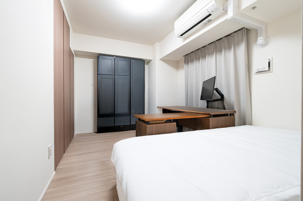 【洋室（６．１帖）】主寝室として利用しやすいお部屋です。クローゼット収納が２つございます。