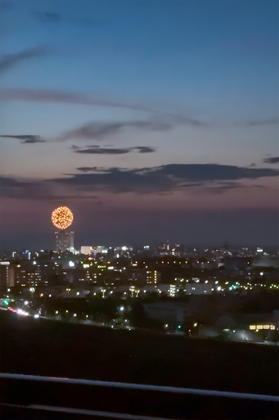 【国営昭和記念公園（立川）花火大会】バルコニーから楽しむことができます。２０２５年７月２６日撮影