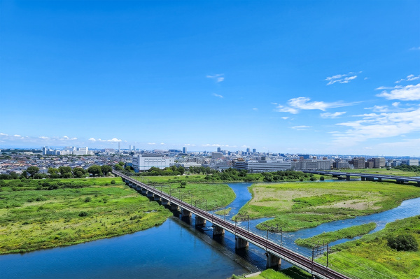 【眺望（北東方面）】多摩川の下流方面が望めます。京王線が見えるため動きのある眺望です。