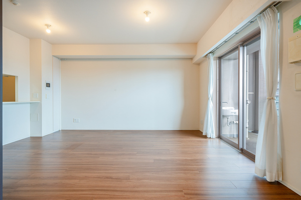 柱が室内側に出ない構造のため、お部屋の凸凹を気にせずテレビや家具の配置をお楽しみいただけます。
