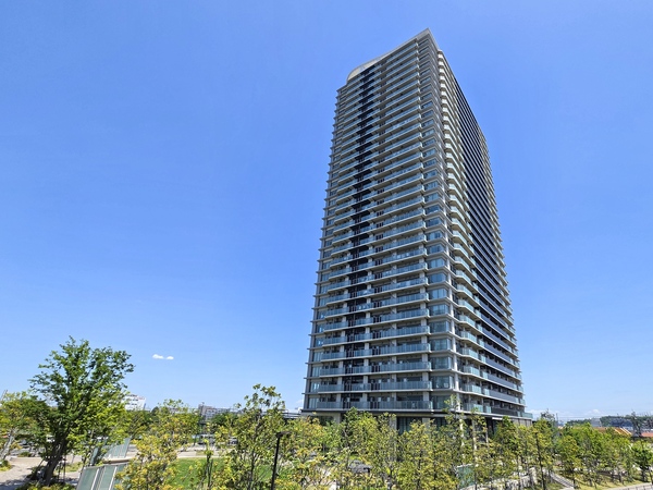 京王線「聖蹟桜ヶ丘」駅から徒歩５分、緑あふれる多摩川沿いに建つマンションです。