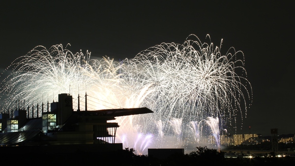 【バルコニーからの眺望】東京競馬場の花火をお部屋から楽しむことができます。