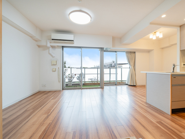 【リビング】７階・東向きにつき、日当たりが良く、白と木目調のデザインが映える明るいお部屋です。
