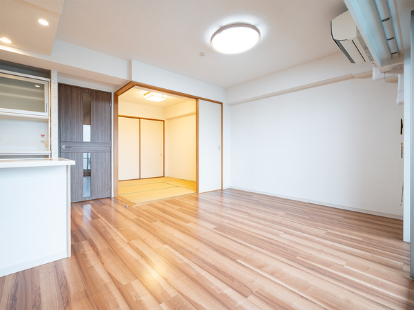 【リビング】床暖房が設置されているためエアコンを使わなくても室内を暖かくすることができます。