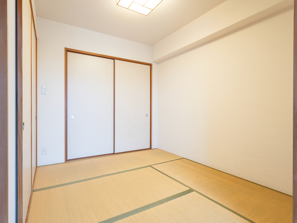 【和室】リビングに隣接のお部屋で可動式間仕切りとなっているため、様々な活用ができます。