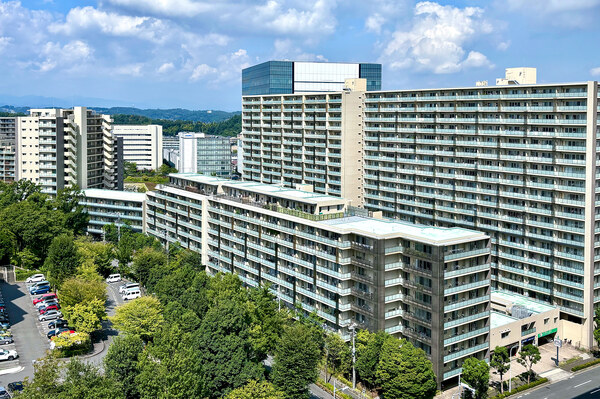 多摩センター駅から徒歩１２分。緑豊かな丘の上に建つ大規模マンション。