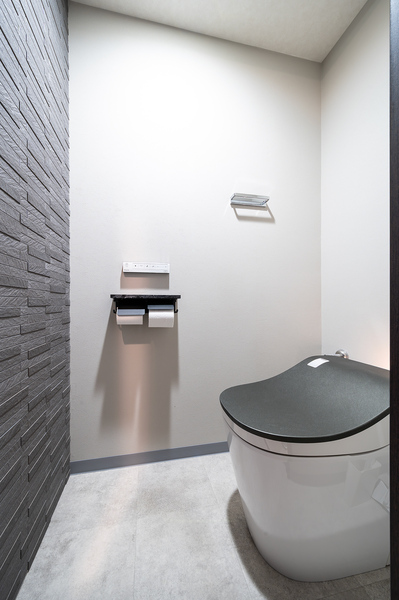 【トイレ】 壁面にエコカラットを採用。トイレ本体は交換済み、床、壁紙も貼替されています。