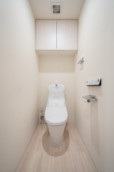 【トイレ】 高機能節水トイレ採用。 サニタリー用品などの収納に便利な吊戸棚付き。