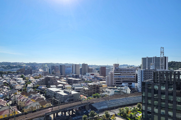 【バルコニーからの眺望】 南東方向。京王線の線路、緑豊かな聖蹟桜ヶ丘の丘陵を望む眺望です。