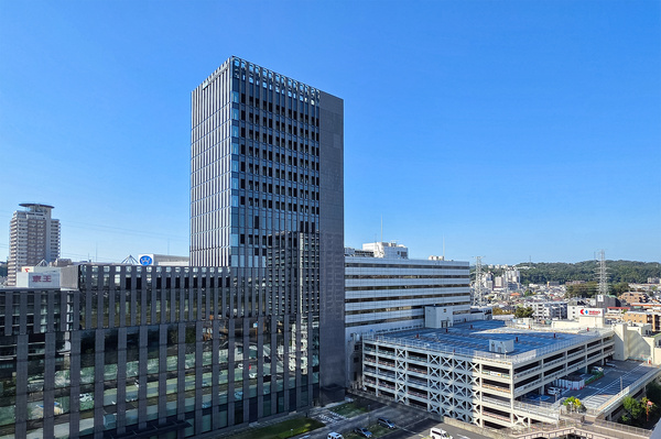 【バルコニーからの眺望】 南西方向。食料品等様々なお買い物に便利な京王ＳＣまで徒歩４分です。